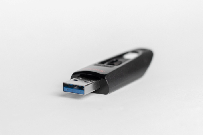 Ein USB-Stick liegt harmlos auf dem Schreibtisch. Vorsicht: Vermeiden Sie die Benutzung unbekannter Wechseldatenträger
